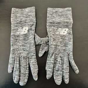 New Balance gray women’s running gloves